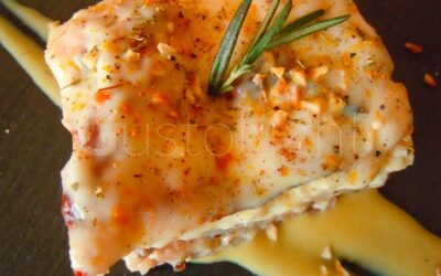 Lasagna al ragù bianco light con granella di nocciole e salsa allo zafferano