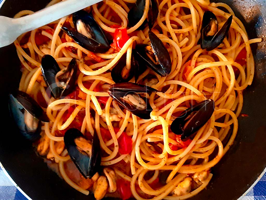 SPAGHETTATA COZZE POMODORINI |GUSTOLIGHT