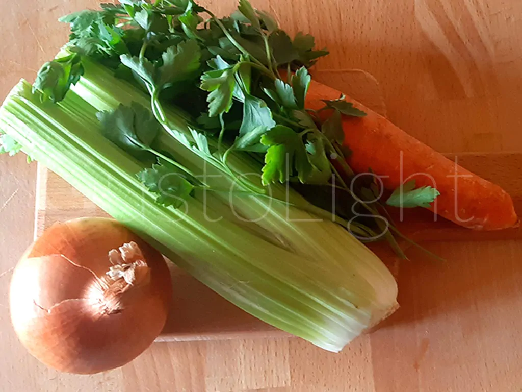 Brodo vegetale fatto in casa ingredienti | GUSTOLIGHT